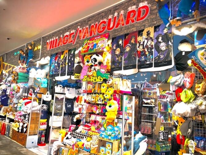 ヴィレッジヴァンガード イオンモール新小松店（Village Vanguard  AEON MALL Shinkomatsu 빌리지 뱅가드 Village Vanguard ）の店舗外観