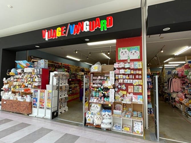 ヴィレッジヴァンガード イオンモール釧路昭和店（Village Vanguard  AEON MALL Kushiroshowa 빌리지 뱅가드 Village Vanguard ）の店舗外観