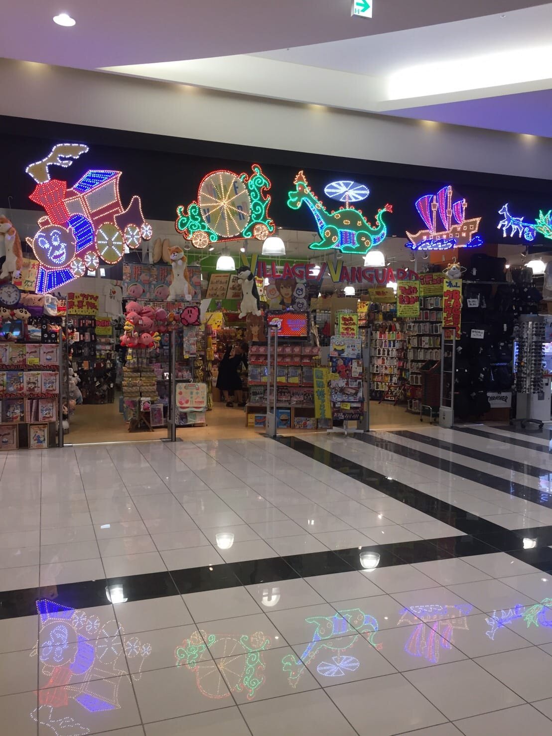 ヴィレッジヴァンガード イオンモールかほく店（Village Vanguard  AEON MALL Kahoku 빌리지 뱅가드 Village Vanguard ）の店舗外観